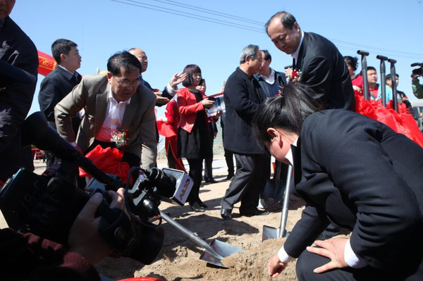 三、前来长岭县参加万顷牡丹种植启动仪式的中央中直机关书记王锦铭（中）等领导人亲手栽种下牡丹苗。　梓涵　摄影