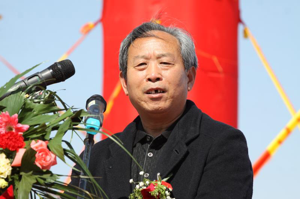 四、中国油用牡丹籽之父、国家林业局赵孝庆教孝庆在“万顷牡丹---华香长岭”种植启动仪式上讲述牡丹的药用价值、经济价值和生态观赏价值。　张永利　摄影