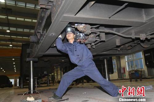 守护列车“心脏”的铁路工匠工作纪实：每天蹲姿五小时