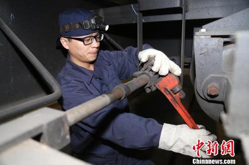 王振正在工作中。　向帅 摄