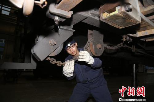 王振正在工作中。　向帅 摄