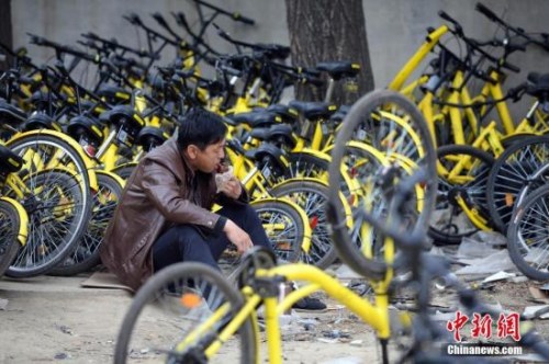 该维修点一名修理工人由于顾不上回家吃午饭只得在维修点简单充饥。 <a target='_blank' href='http://www.chinanews.com/'>中新社</a>记者 崔楠 摄