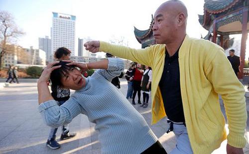 郑州人民公园叫停低俗