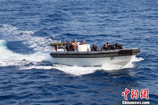 特战队员乘小艇出击，演练解救被劫船舶。　林健 摄