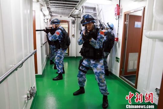 特战队员进行舱室搜索训练。　林健　摄