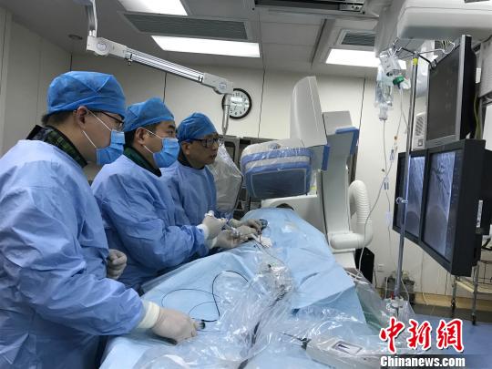 走近心内科医生：身穿铅衣的“护心人”