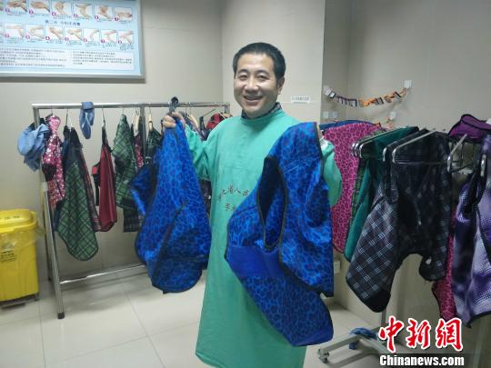 党懿展示心内科医生做心脏介入手术时需要穿的铅衣，全套共重36斤。　崔涛 摄