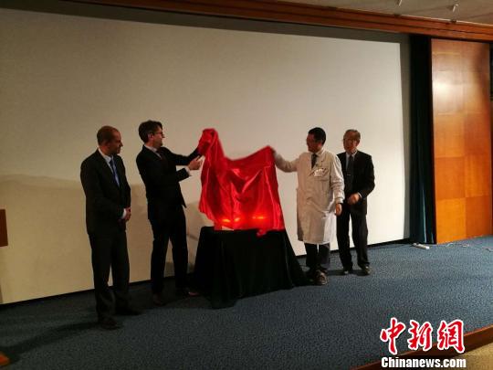 法国驻上海总领事馆总领事柯瑞宇等为EOS系统启用揭牌。　陈静 摄