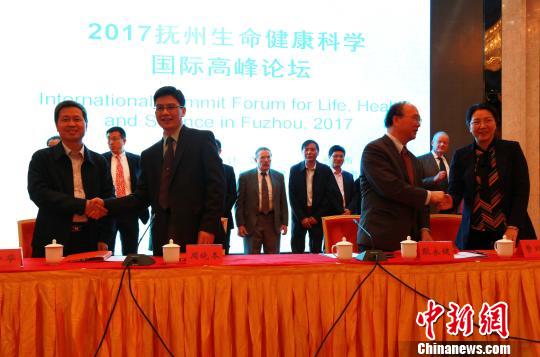 美方代表分别与抚州院校、医院签定协作意向书。　邓华 摄
