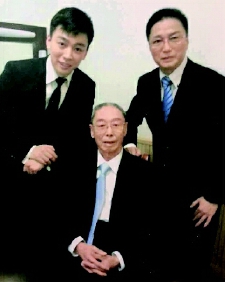 ▲谭家三代：谭元寿（中）、谭孝曾（右）、谭正岩（左）