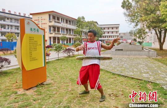 图为转动53斤重呼啦圈。　黄水林 摄
