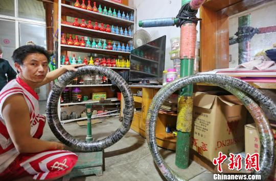 图为称重63斤呼啦圈。　黄水林 摄