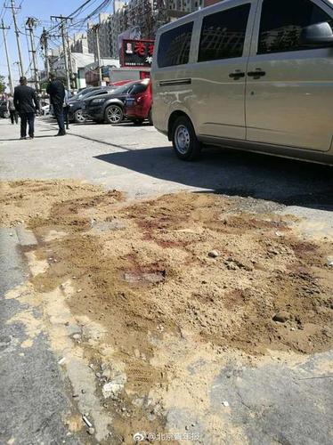 大风刮翻北京一处简易棚 一名路过女子被砸身亡