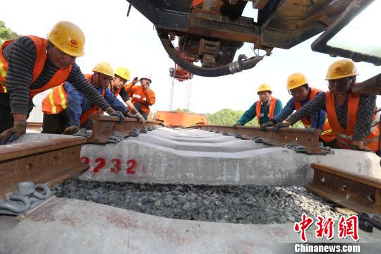 九景衢铁路全长333.306公里，其中江西段244.927公里，是一条设计时速200公里的国家一级、双线电气化、客货共线铁路。　张学东 摄