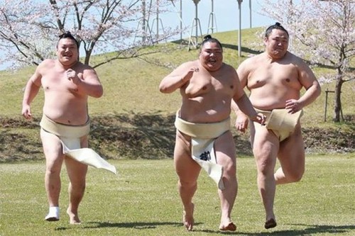 3位健儿露出灿烂笑容，展现平易近人的一面，他们一起开心奔跑、整齐跳跃。1