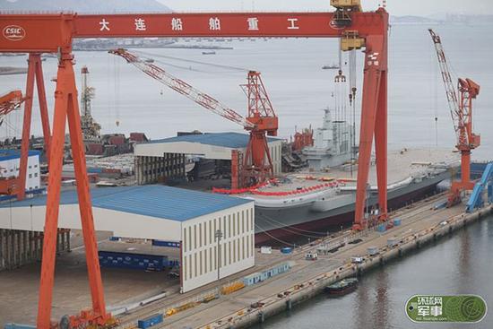 媒体:首艘国产航母船体插上红旗 围观军迷兴奋