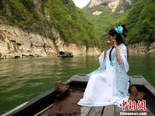 山水美人，相得益彰。　黄英 摄
