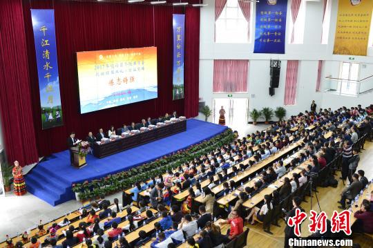 图为颁奖仪式。　王艳龙 摄