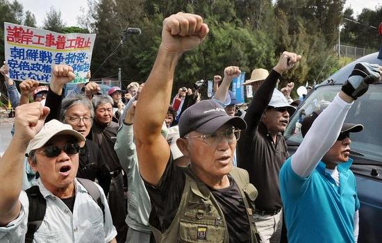 日本填海为美军建基地 民众乘坐皮划艇与警方对峙