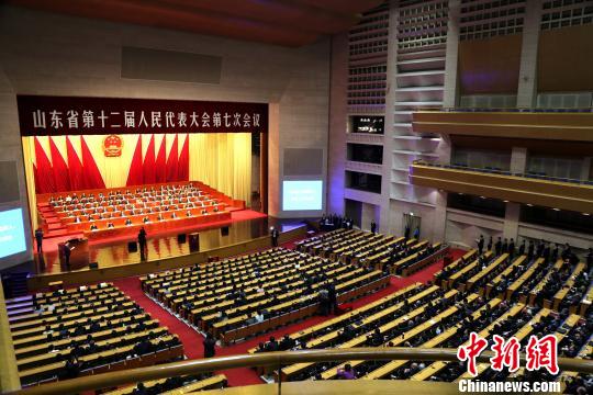 山东省第十二届人民代表大会第七次会议完成各项议程后26日闭幕，刘家义当选山东省人民代表大会常务委员会主任，龚正当选山东省人民政府省长。　李欣 摄