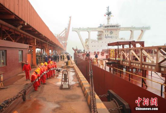 资料图 曹妃甸港40万吨超大型矿船。<a target='_blank' href='http://www.chinanews.com/'>中新社</a>记者 曹大庆 摄