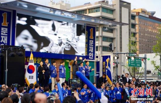 韩国最大在野党共同民主党总统候选人文在寅(图中)在首尔光化门广场参加竞选造势活动。<a target='_blank' href='http://www.chinanews.com/'>中新社</a>记者 吴旭 摄