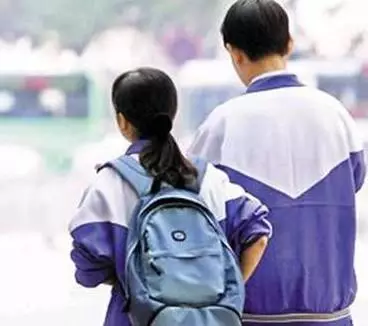 男孩用胶水把手与网恋女友粘到一起 挑衅女方父母