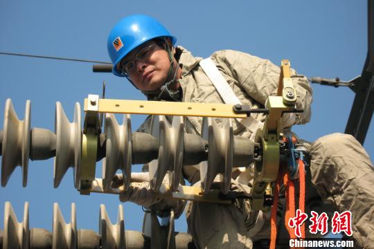全国劳模“带电超人”李红新练就业界绝活（图）