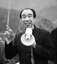 ▲中国光彩事业理事、北京中和珍贝科技有限公司董事长邱淦清在现场介绍情况。