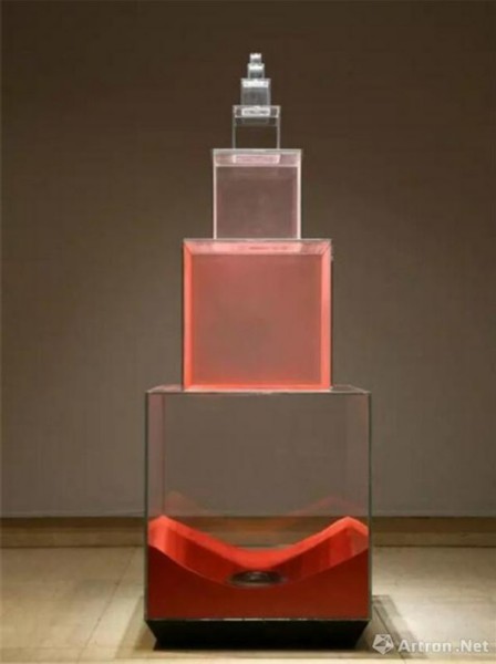 汤杰 | 红尘沙子、玻璃、电子组件 | 160×58×58cm | 2015年