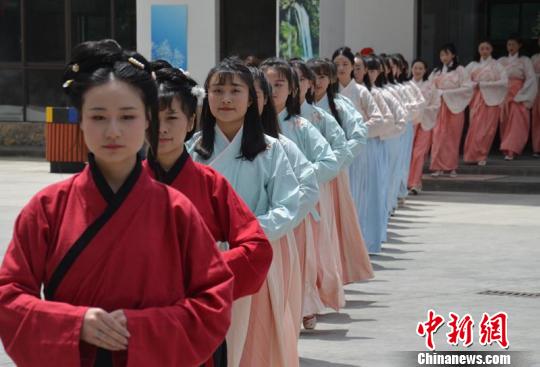 女子依次步入行礼场 刘刚 摄