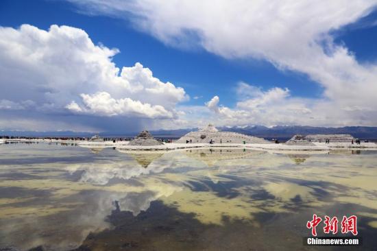 4月29日，素有中国“天空之镜”之称的青海茶卡盐湖开园纳客。茶卡盐湖位于青海省海西蒙古族藏族自治州乌兰县茶卡镇附近，湖面海拔3100米，呈椭圆形，总面积105平方公里，因其旅游资源禀赋可与玻利维亚乌尤尼盐沼相媲美，享有中国“天空之镜”之美称。 罗云鹏 摄