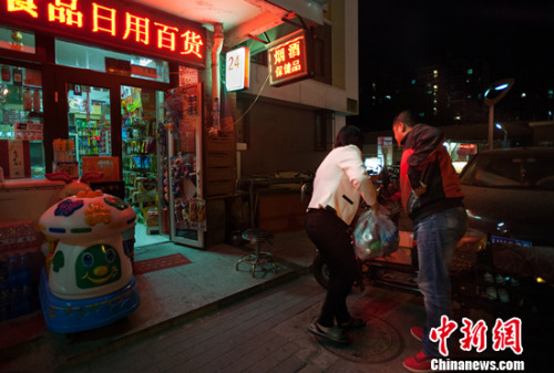 有顾客打电话来买饮料，夫妻二人准备送货。<a target='_blank' href='http://www.chinanews.com/' >中新网</a>记者 李卿 摄
