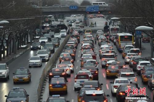 资料图:图为北京晚高峰的拥堵长龙。<a target='_blank' href='http://www.chinanews.com/' >中新网</a>记者 金硕 摄 点击进入下一页