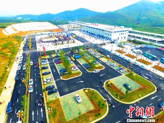 京广铁路客运专线乐昌东站航拍全景图。　何海松 摄