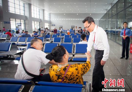乐昌市委书记陈宏宇在乐昌东站候车室看望乘车旅客。　陈跃进 摄