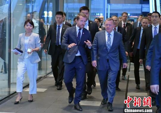 丹麦首相拉斯穆森夜逛成都春熙路太古里。　刘忠俊 摄
