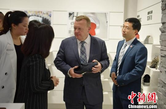 丹麦首相拉斯穆森在成都太古里丹麦零售品牌店了解情况。　刘忠俊 摄