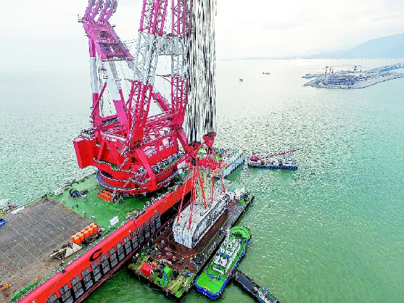 5月2日，“振华30”起重船吊起重约6000吨的最终接头，准备放到预定位置。  新华社记者  刘大伟  摄