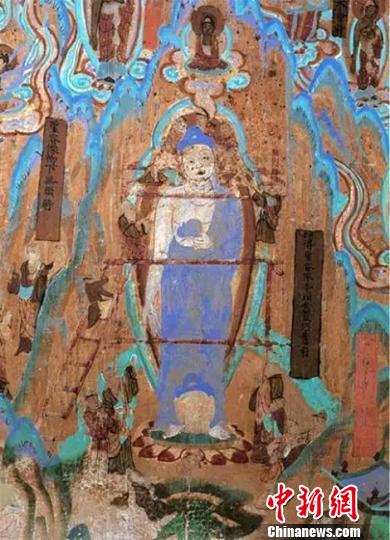 图为莫高窟72窟壁画工匠安装佛头(五代)。敦煌研究院供图 摄