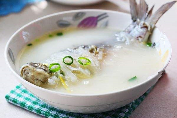 萝卜丝滚鲫鱼汤