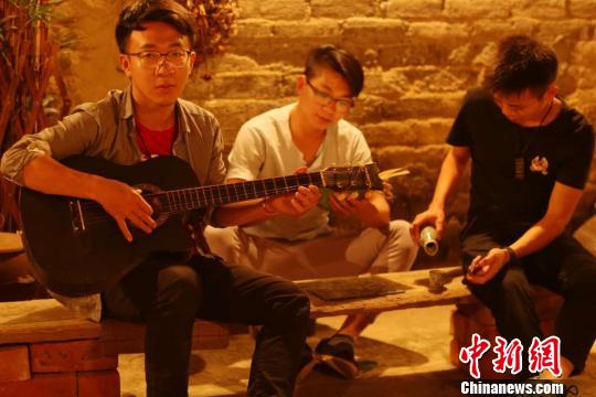图为开设琥珀画工作室的三名广西艺术学院油画专业大三学生廖世绍、何家鹏、童钊。　刘朝阳 摄