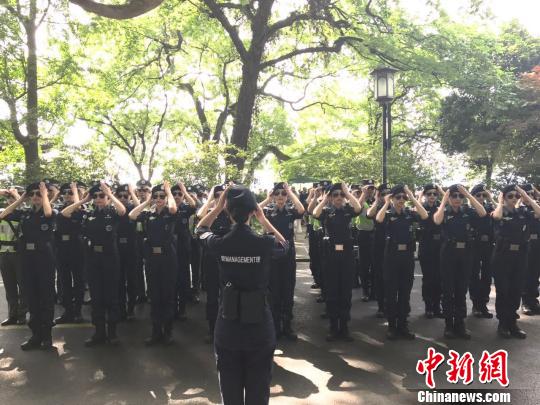 西湖女子巡逻队正在整理队伍 方堃 摄
