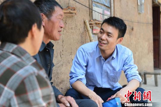 周光钰了解胡天林夫妇近况。　钟欣 摄