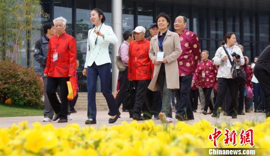 扬州市民日办百寿宴邀百名耄耋老人为座上宾
