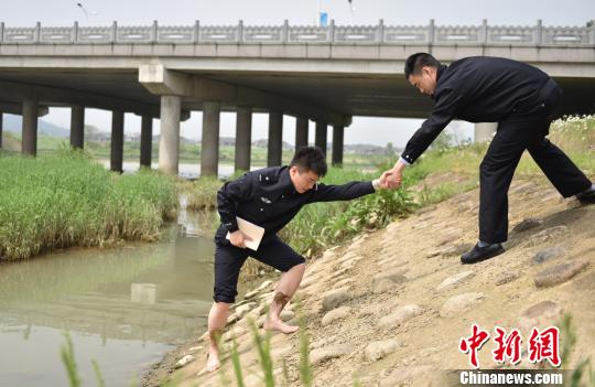 图为：臧建军勘察河道现场。　邢乐一 摄