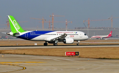 C919在浦东国际机场跑道滑行测试。