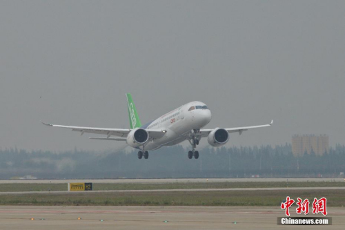 资料图：国产大飞机C919成功起飞。王脊梁 摄