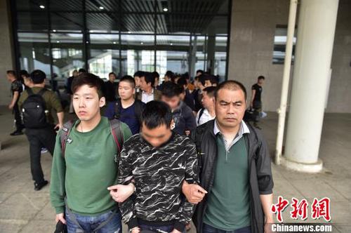 南京破获特大网络传播淫秽案：查扣2万多部色情视频，付费观众数千人。　国武 摄