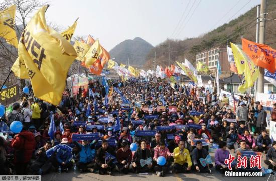 当地时间2017年3月18日，韩国星州郡，民众集会抗议，要求取消部署“萨德”。